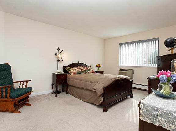 5th image of 10 Fieldstone Dr
