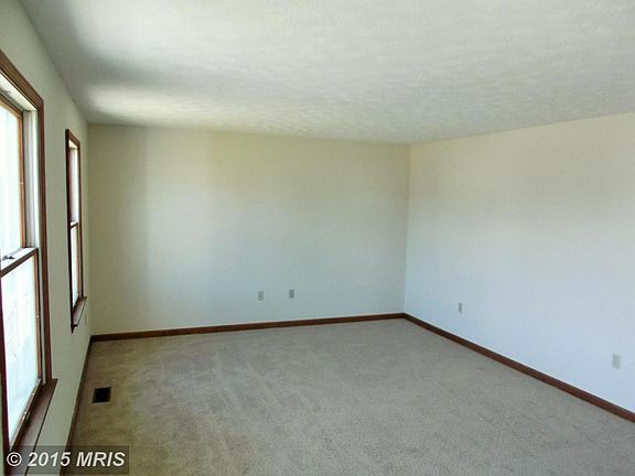 3rd image of 313 Bluebird Dr