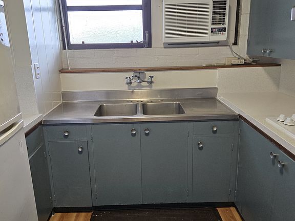 4th image of 32 N School St
