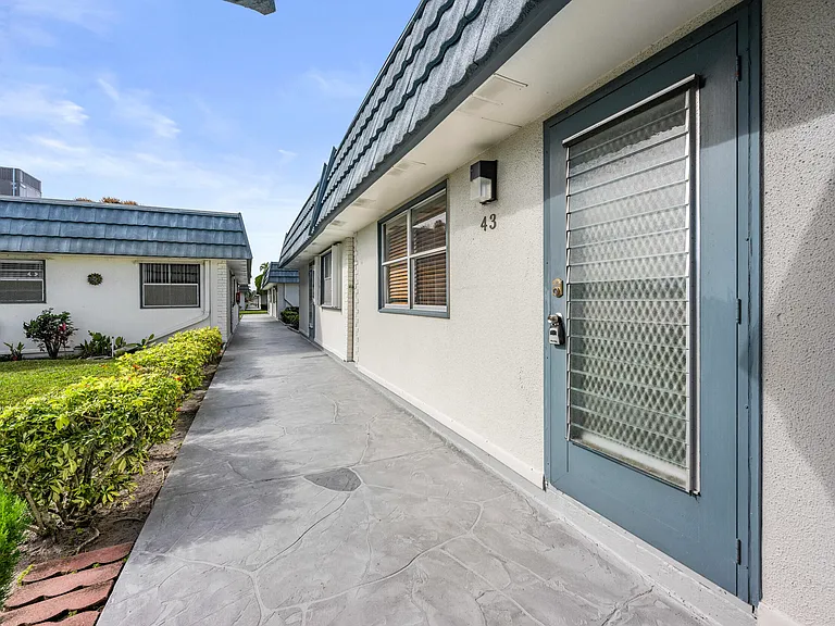 43 Waterford Cir #B — Photo 2