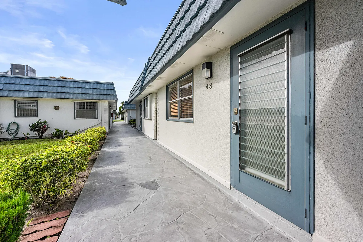 Building Photo - 43 Waterford Cir #B
