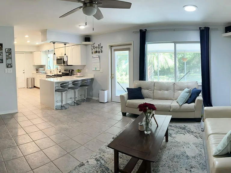 3452 NW 52nd Ave — Photo 3