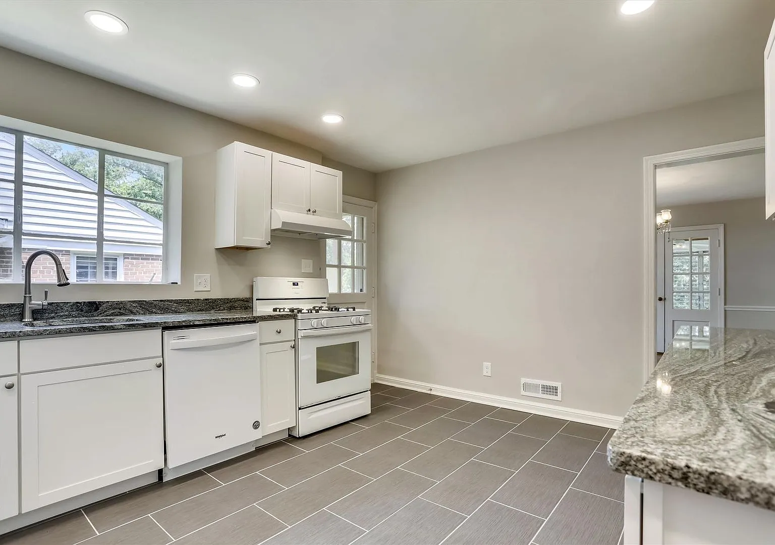 One Level Living -- 5bed / 3bath - Chevy Chase — Photo 3