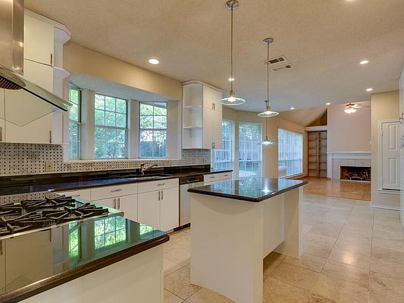 3rd image of 1824 Sandalwood Ln