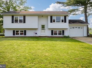 1 Hance Dr, Cookstown, NJ 08511