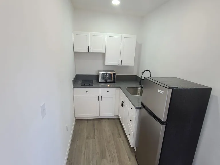 427 E Moss St #1 — Photo 11