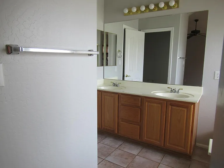 529 E Cantebria Dr — Photo 10