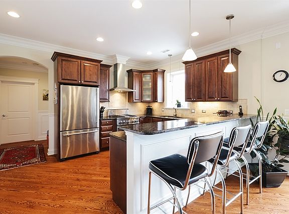 5th image of 2450 W Montrose Ave APT 3N
