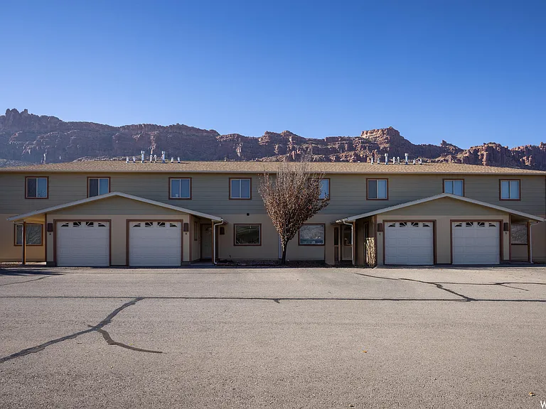 2589 E Cactus Rd — Photo 12