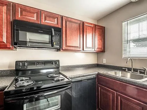 Harbor Pointe Apartments — Photo 3