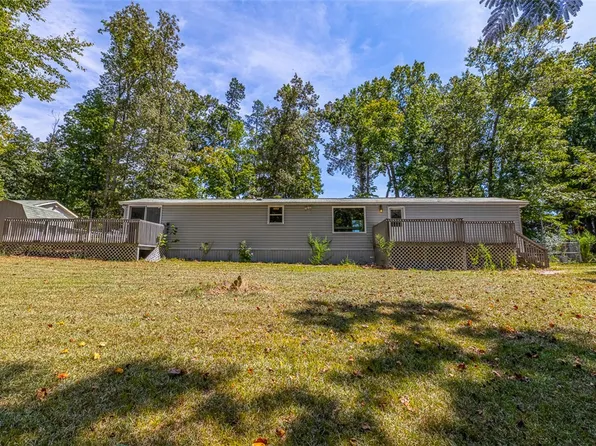 422 Meadows Ln, Townville, SC 29689