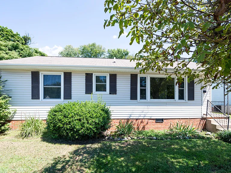 1232 Garden Dr — Photo 2