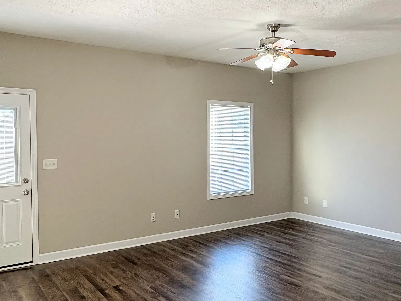 2 bed, 2.5 bath, 1331 sqft, $1,095 — Photo 2