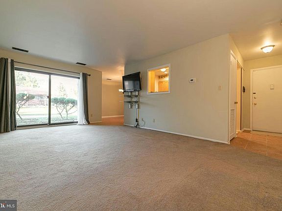 3rd image of 843 Melissa Ct