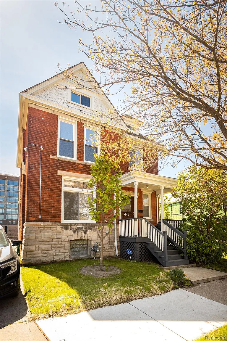 444 Horton St photo 1
