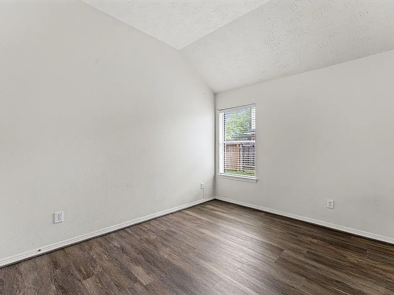 1875 Redwood Ln — Photo 16