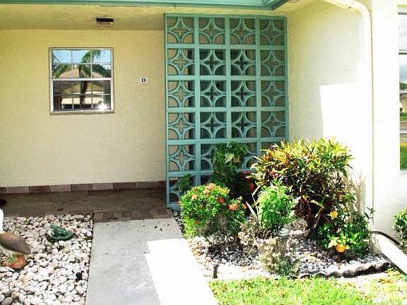 Front entrance to villa