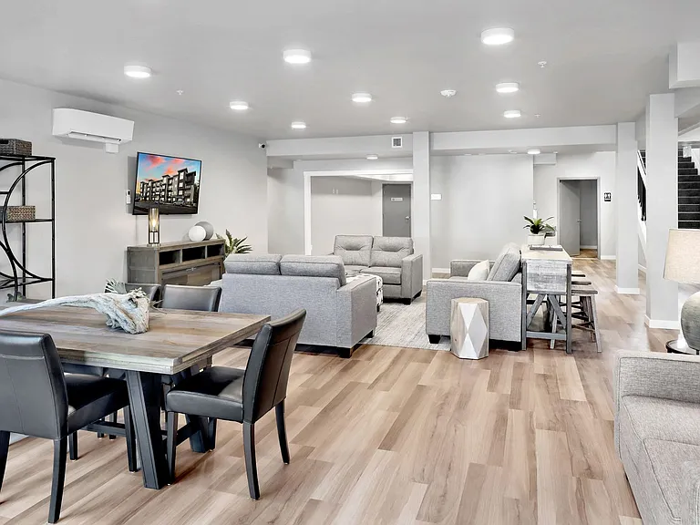 Kingsway Apartments — Photo 41