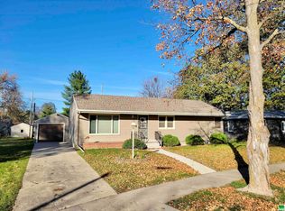 17 N Windsor Cir, Storm Lake, IA 50588