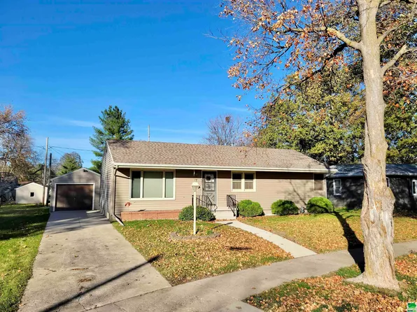 17 N Windsor Cir, Storm Lake, IA 50588