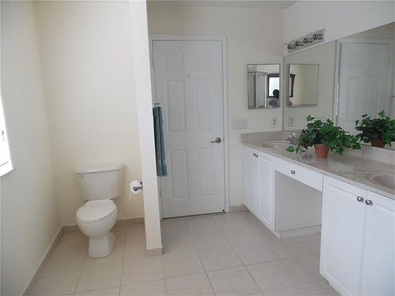 5th image of 11374 NW 33rd St