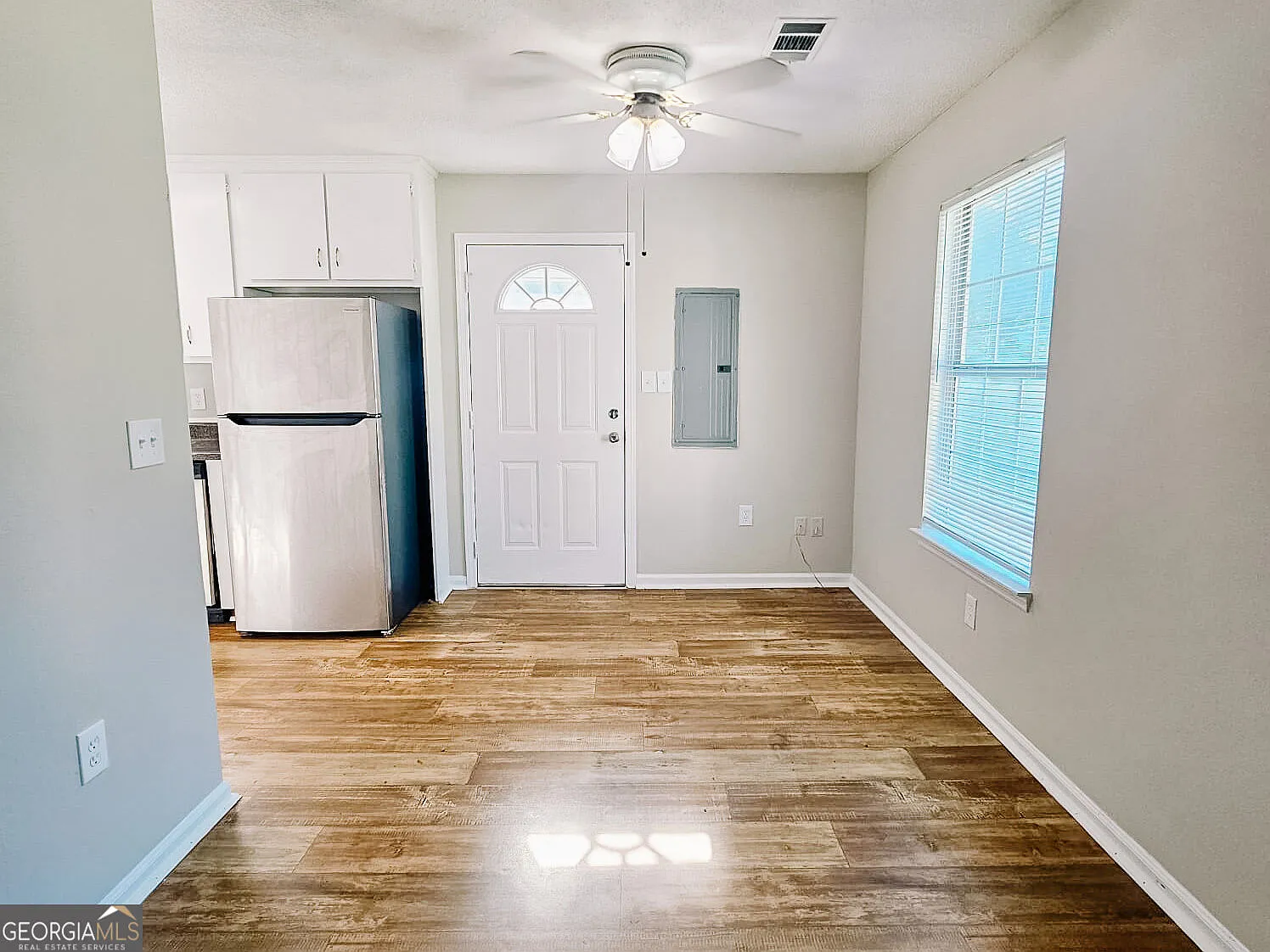 3 bed, 2.0 bath, 1048 sqft, $1,349 — Photo 4