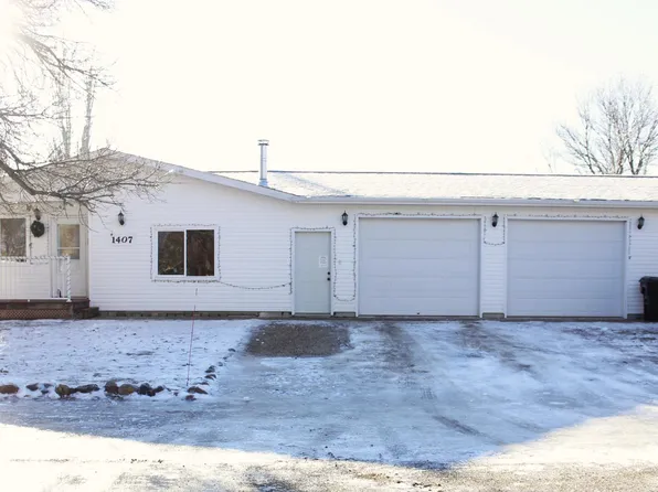 1407 S Blossom Dr, Menoken, ND 58558