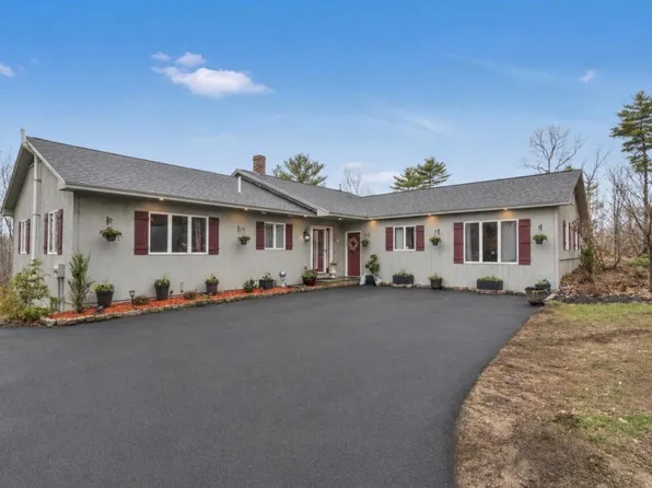 28 Oakledge Hills Road, Raymond, ME 04071