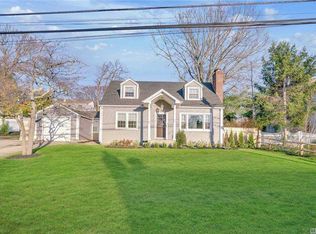 13 Plymouth Rd, Bayville, NY 11709