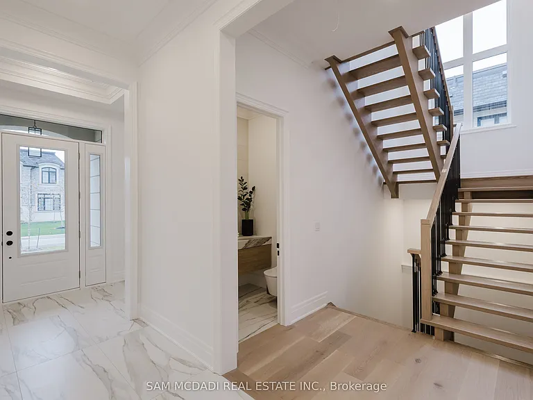 243 Prince George Cres — Photo 8