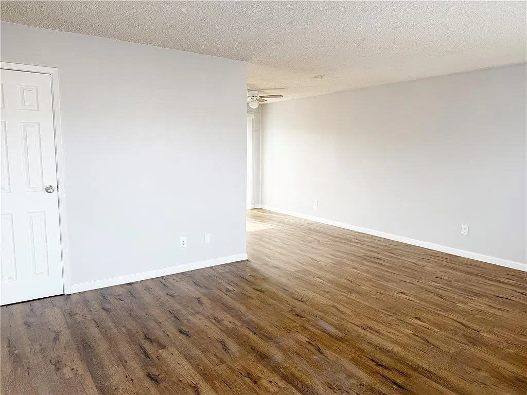 3 bed, 2.0 bath, 1008 sqft, $1,647 — Photo 2