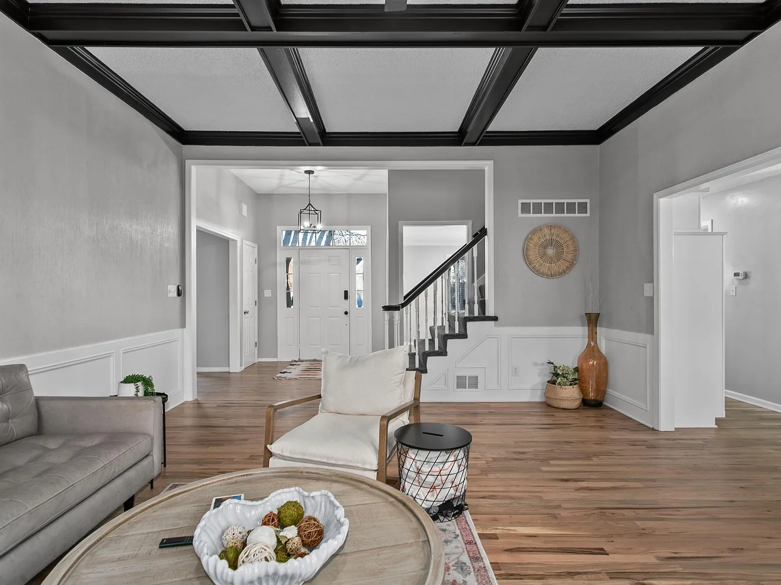 4 bed, 2.5 bath, 2410 sqft, $6,250 — Photo 3