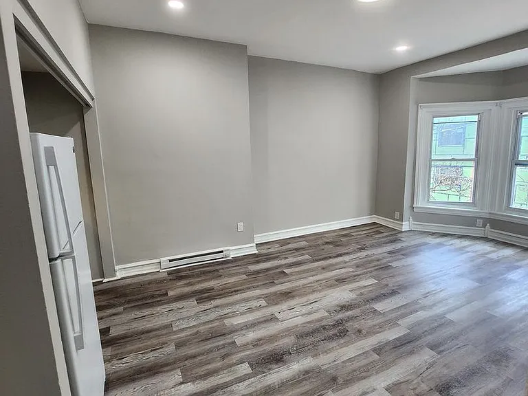 818 W Walnut St — Photo 4