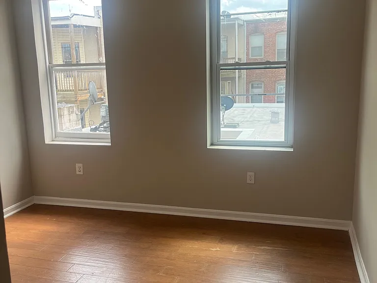 2407 Brookfield Ave — Photo 8