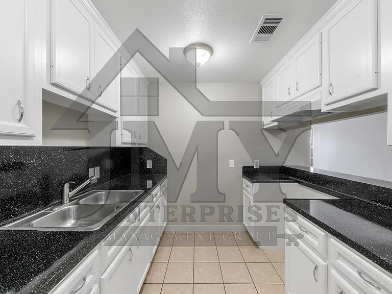 815 Cravens St #C — Photo 56