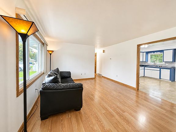 5th image of 219 Cedar St