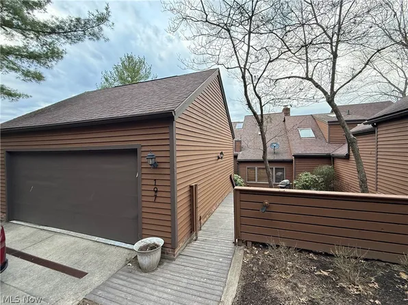 197 Clubside Dr NW, New Philadelphia, OH 44663