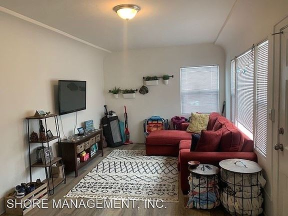 3rd image of 803 Jamaica Ct