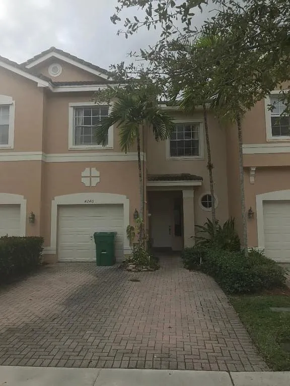 4240 sw 125 — Photo 1