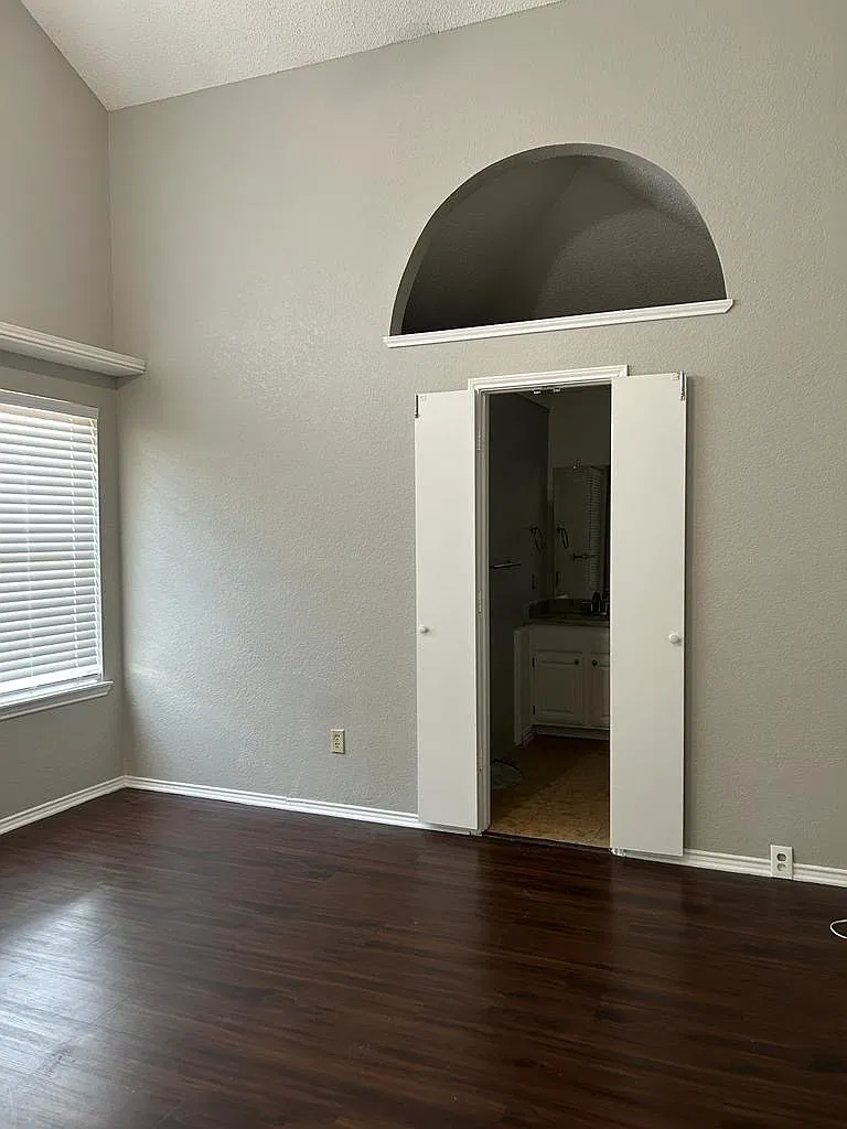 3 bed, 1300 sqft, $2,200 — Photo 2