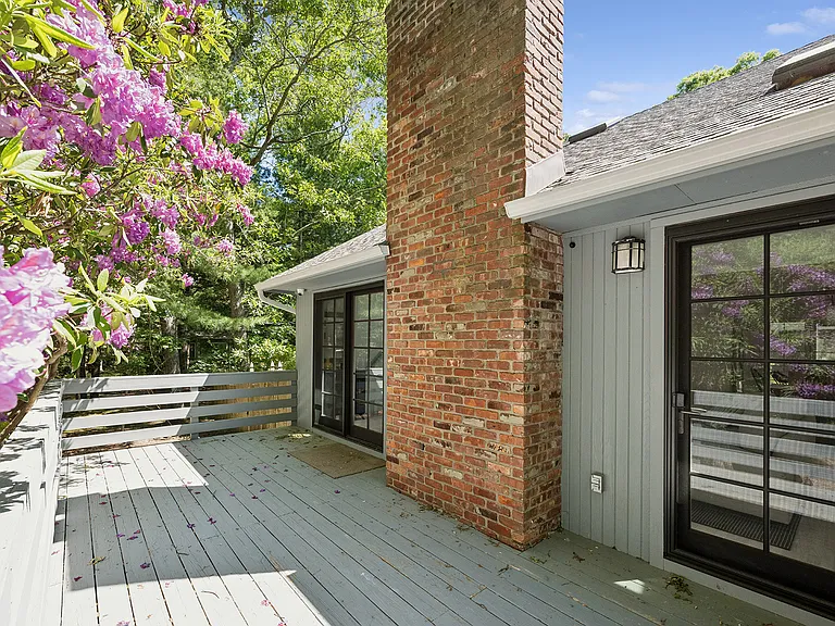 56 Underwood Dr — Photo 3