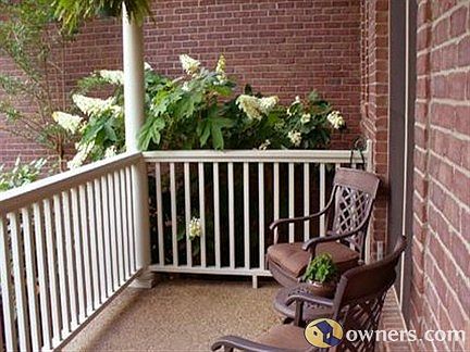 Large front porch w/ceiling fan