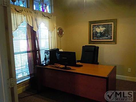 4th image of 4402 Lauren Ln