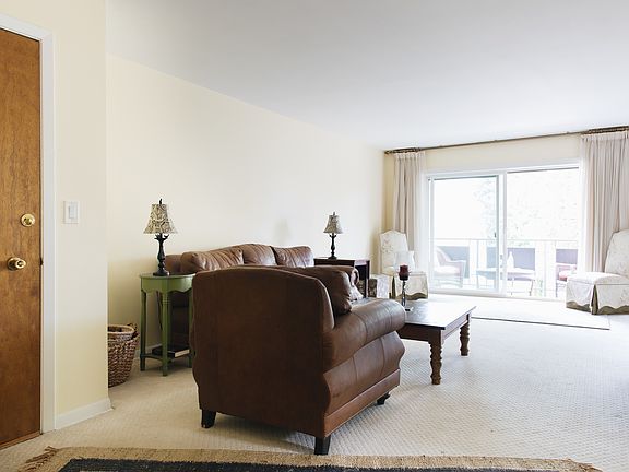 4th image of 1040 Erie St APT 310