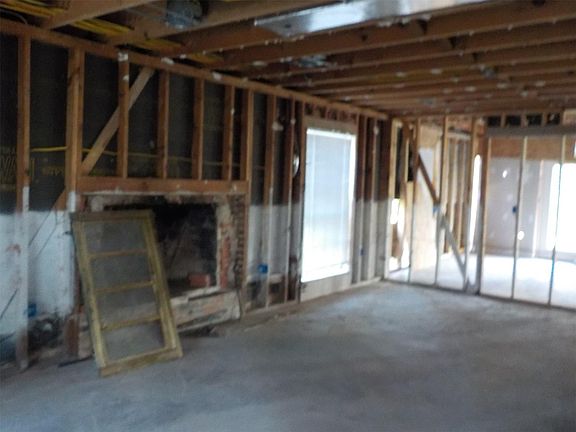 3rd image of 1019 Shore Acres Blvd