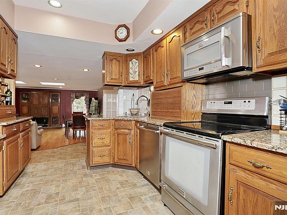 5th image of 295 Rock Rd