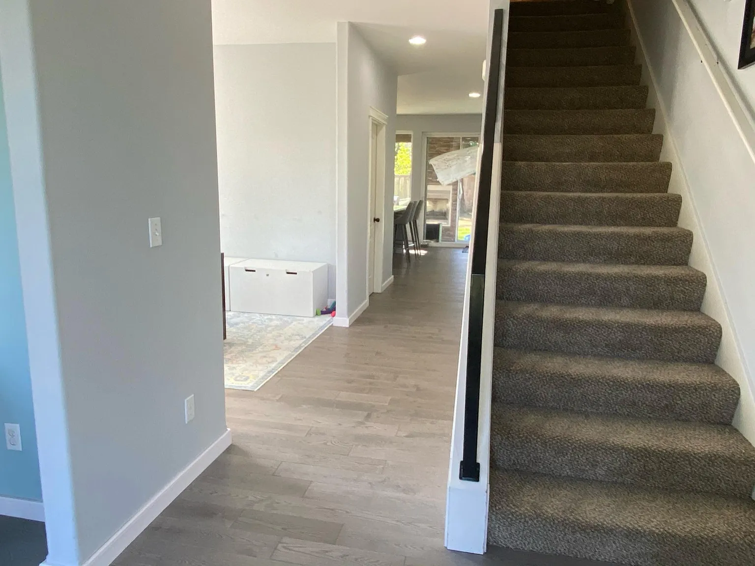 4 bed, 2.5 bath, 2300 sqft, $5,000 — Photo 2