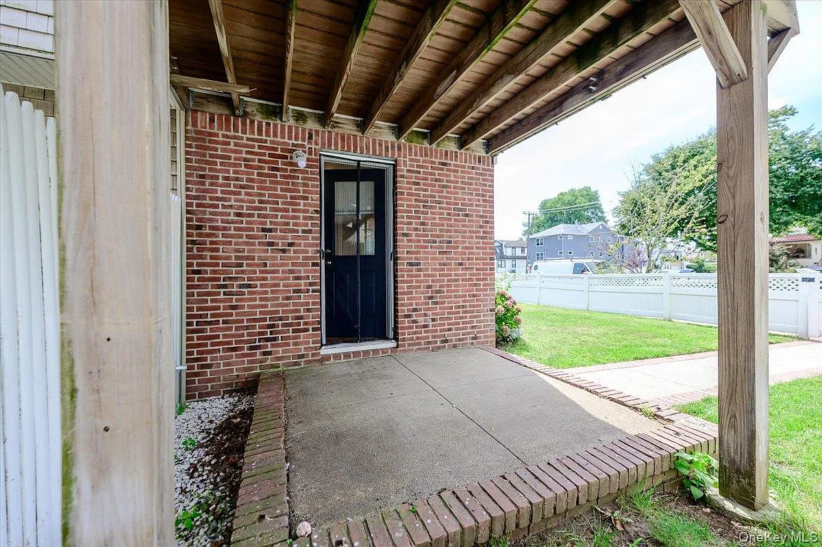 2 bed, 1.0 bath, 2700 sqft, $3,200 — Photo 3