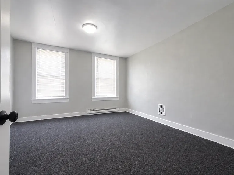514 N Curley St — Photo 15