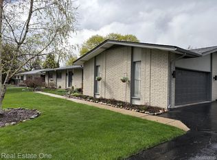 1115 Torpey Dr, Troy, MI 48083